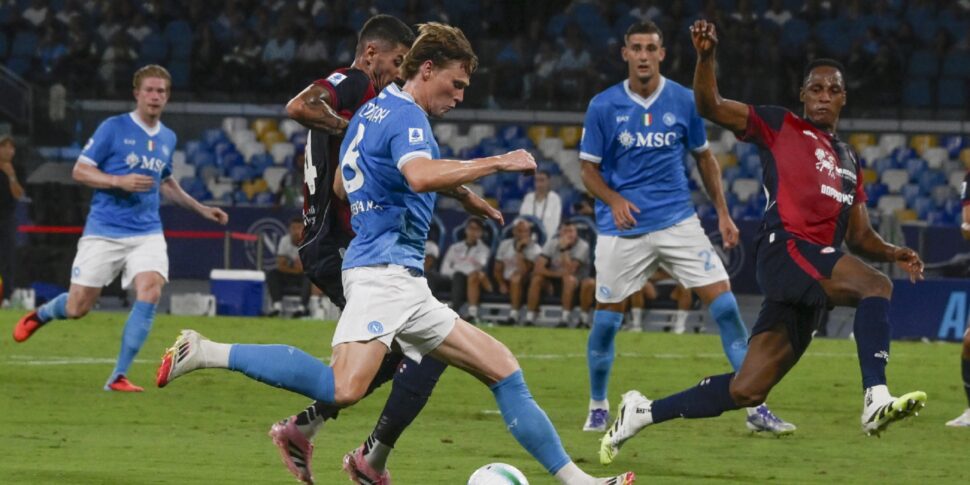 Serie A, Napoli e Roma di misura: Anguissa piega il Cagliari, Soulè decide a Pisa Serie A, Napoli e Roma di misura: Anguissa piega il Cagliari, Soulè decide a Pisa