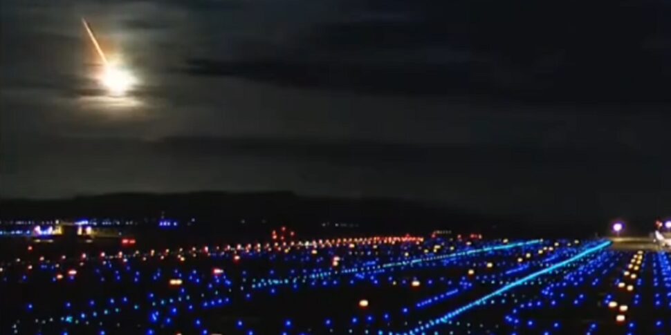 Mistero in Giappone, il video della palla di fuoco che attraversa il cielo di notte Mistero in Giappone, il video della palla di fuoco che attraversa il cielo di notte