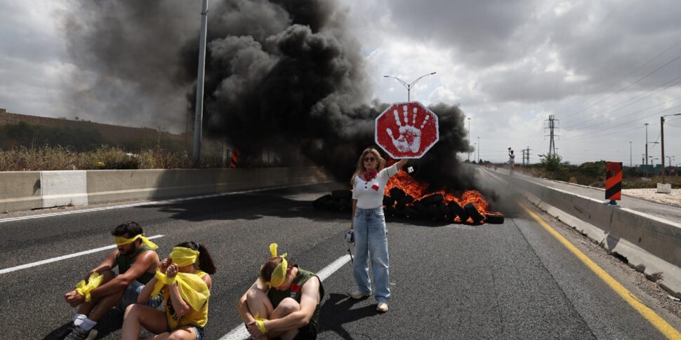 Sale la protesta in Israele: bloccate le autostrade, i manifestanti assediano le case dei ministri. I raid fanno altri 75 morti