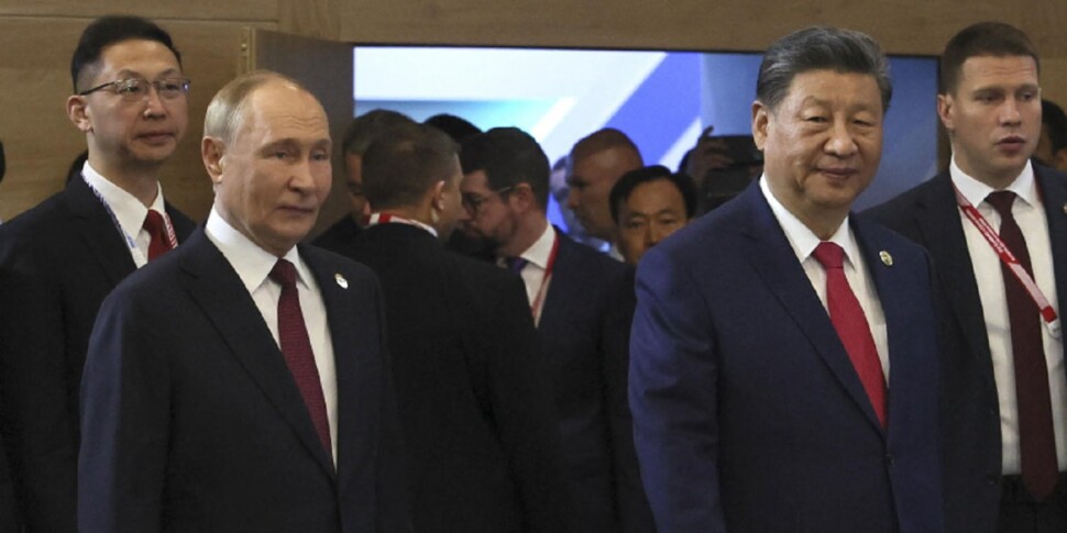 Putin tra le braccia di Xi avverte l Putin tra le braccia di Xi avverte l