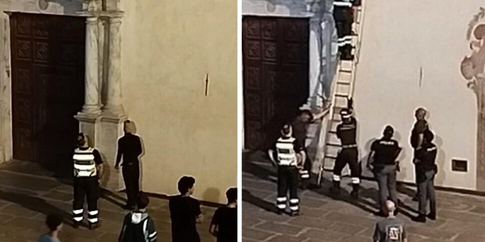 Si arrampica sul portale settecentesco di una chiesa,13enne salvato da vigili del fuoco ad Aosta Si arrampica sul portale settecentesco di una chiesa,13enne salvato da vigili del fuoco ad Aosta