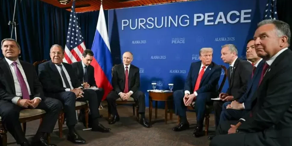 Stretta di mano tra Trump e Putin, il vertice è iniziato