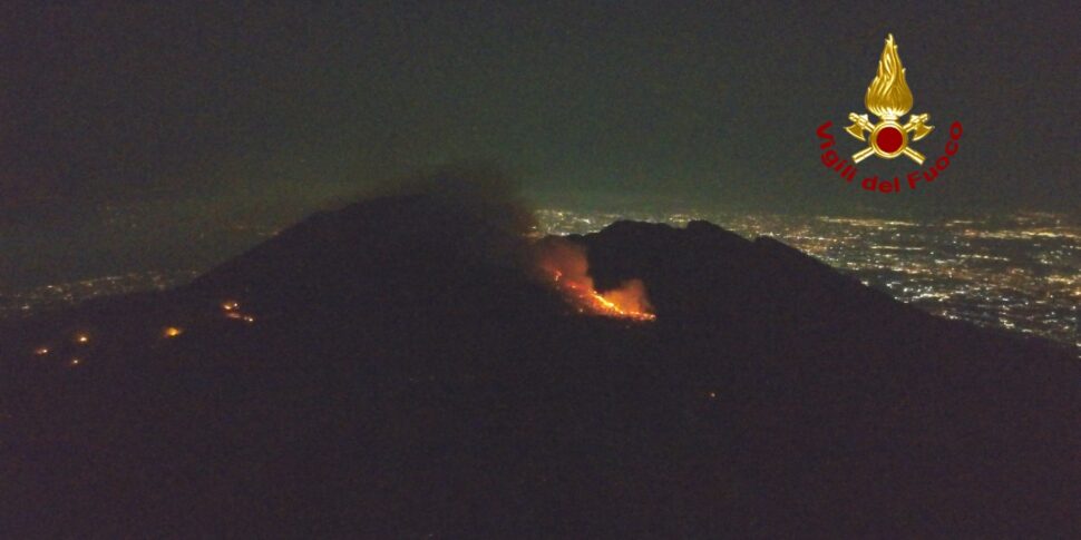 Brucia il Vesuvio, indaga una task force di specialisti: tre fronti di fuoco ancora attivi