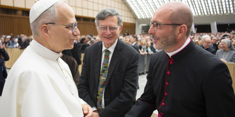 Il Papa amplia tutele e diritti dei genitori che lavorano in Vaticano: tra le novità cinque giorni di congedo ai papà, totalmente retribuiti Il Papa amplia tutele e diritti dei genitori che lavorano in Vaticano: tra le novità cinque giorni di congedo ai papà, totalmente retribuiti