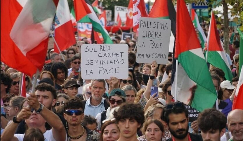 "Stop al genocidio a Gaza": il corteo Pro Pal assedia la Mostra del Cinema di Venezia. Pupi Avati: "Boicottare il cinema non porta pace" "Stop al genocidio a Gaza": il corteo Pro Pal assedia la Mostra del Cinema di Venezia. Pupi Avati: "Boicottare il cinema non porta pace"