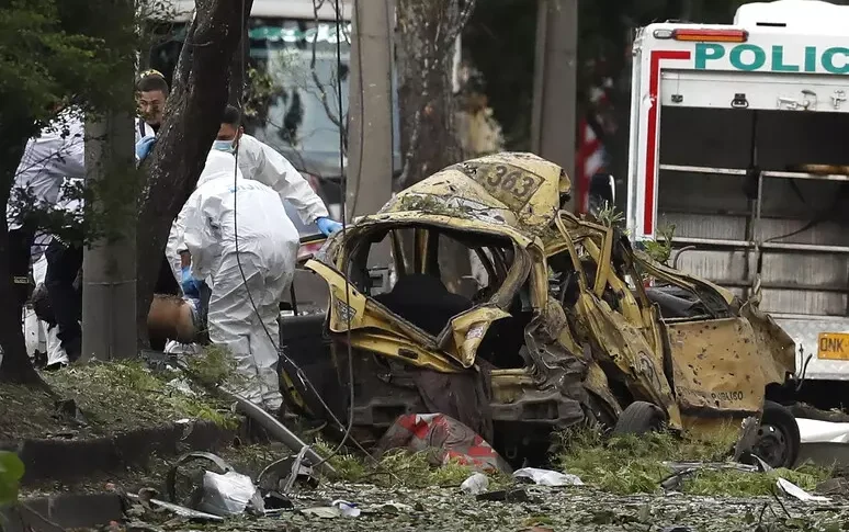 attentato in colombia almeno 17 vittime tra gli agenti di polizia responsabili i dissidenti farc autobomba e drone su un elicottero