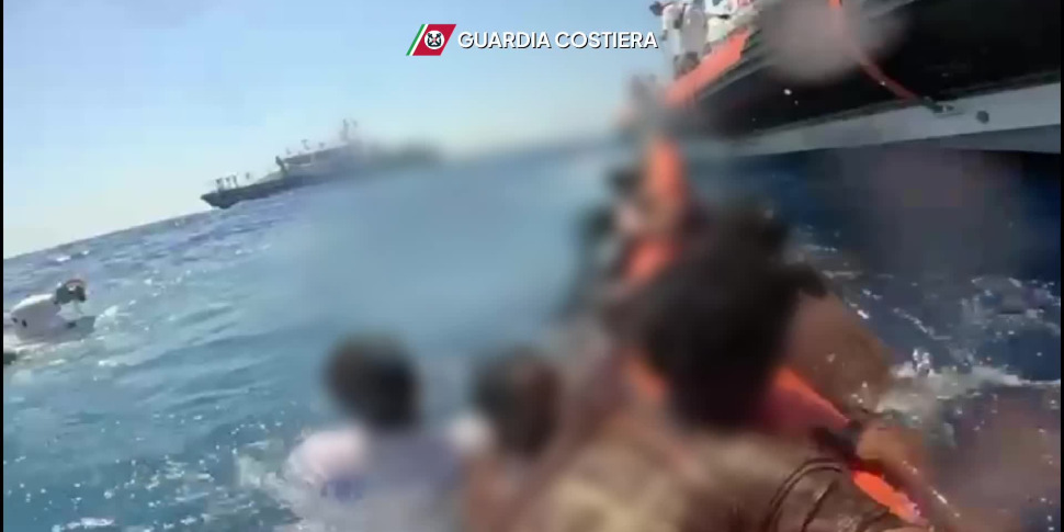 Migranti trasportati in elicottero dalla Sea Watch all Migranti trasportati in elicottero dalla Sea Watch all