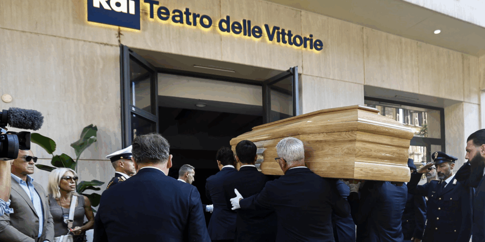 il feretro di pippo baudo al teatro delle vittorie per la camera ardente i funerali mercoled236 nella sua militello in val di catania diretta su rai1