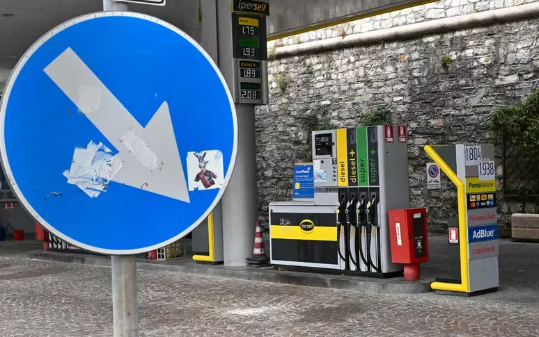 https://assets.gazzettadelsud.it/2025/08/benzina-pompa-distributore-774x485.webp