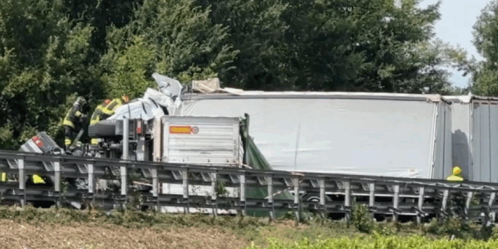 https://assets.gazzettadelsud.it/2025/08/camion-salta-autostrada-970x485.png