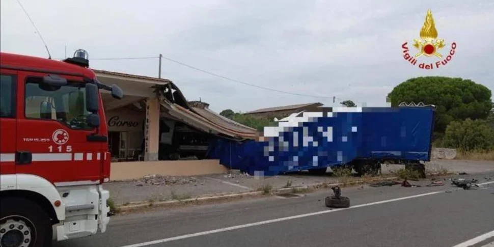 grave incidente sull aurelia un tir si scontra con un auto e sfonda la parete di un caseificio un morto