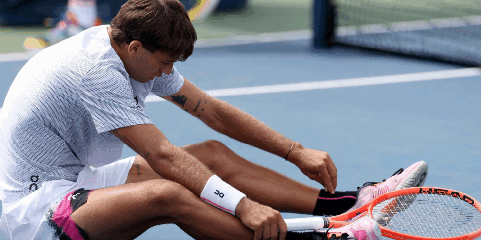 us open lo scontro fratricida si conclude per ritiro musetti avanza cobolli frenato dal braccio 6 2 6 2 2 0