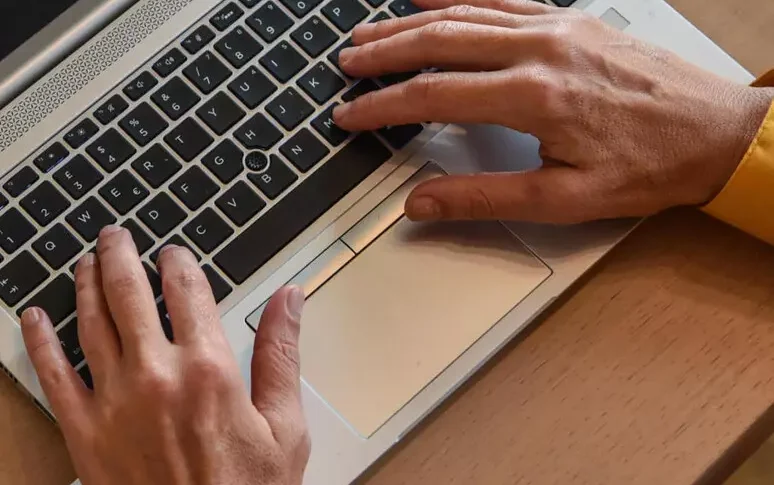 le procure indagano sui siti sessisti il proprietario sarebbe italiano ipotesi di una stretta su server e provider bernardini de pace una class action per chiedere i danni a facebook