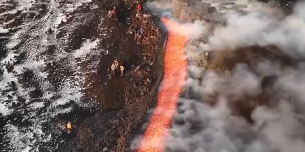 sull etna flusso lavico da tre bocche effusive le immagini suggestive riprese dal drone video