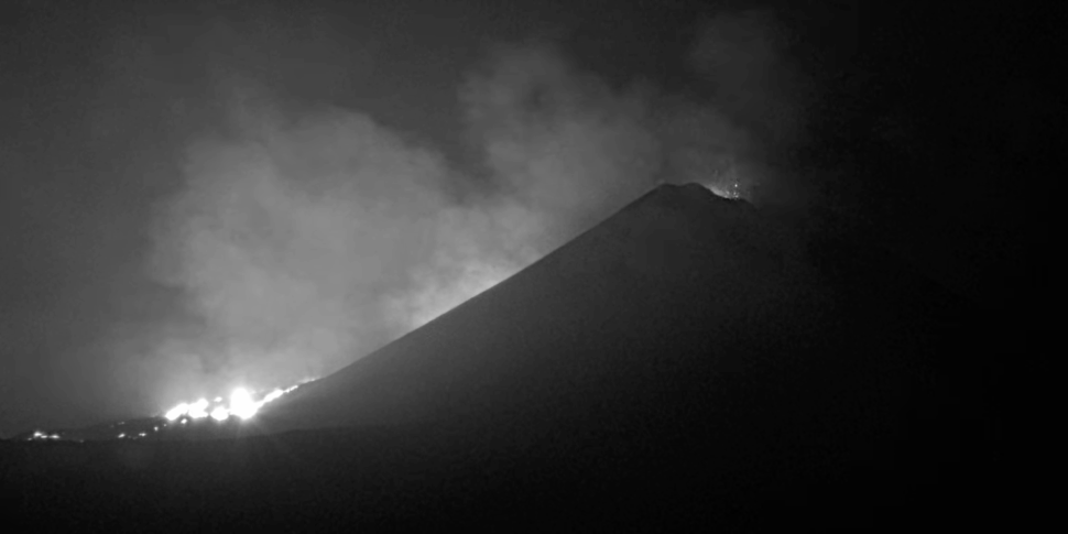 Etna, rischio imminente di fontane di lava: chiuse le aree oltre i 2.500 metri Etna, rischio imminente di fontane di lava: chiuse le aree oltre i 2.500 metri