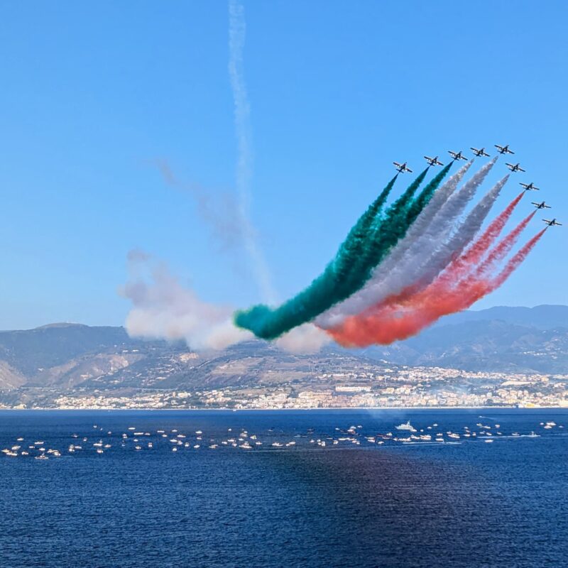 Le Frecce Tricolori nello Stretto di Messina: una danza d’ali tra cielo e mare