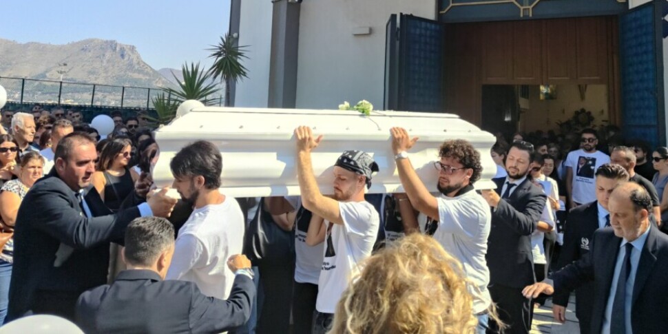 https://assets.gazzettadelsud.it/2025/08/funerali-la-torre-mondello-970x485-1754987927.jpg