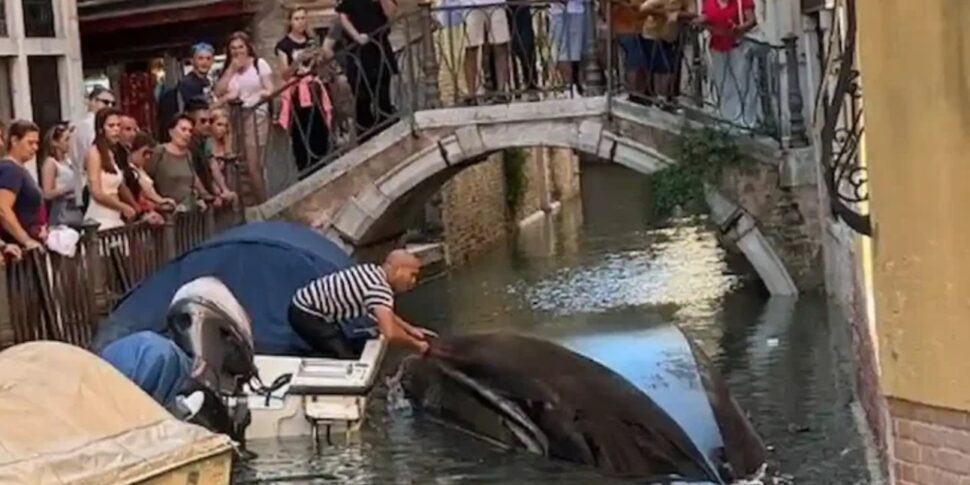 Gondola si ribalta, turisti in acqua nel canale a Venezia
