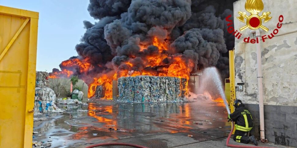 catania vasto incendio nella zona industriale la coltre di fumo nera impedisce l intervento dei canadair