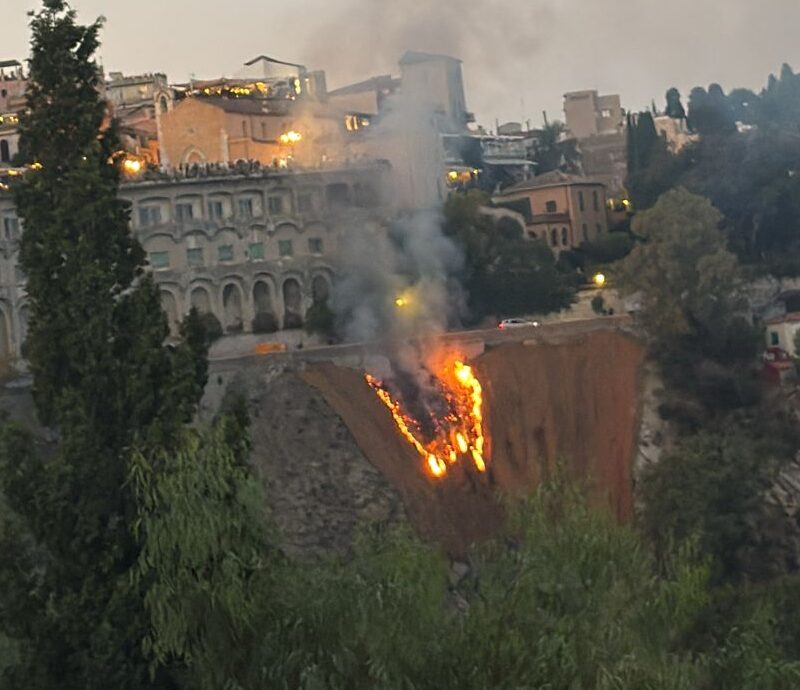 Taormina, fiamme sotto via Roma: nube di fumo fino a piazza IX aprile e paura in centro