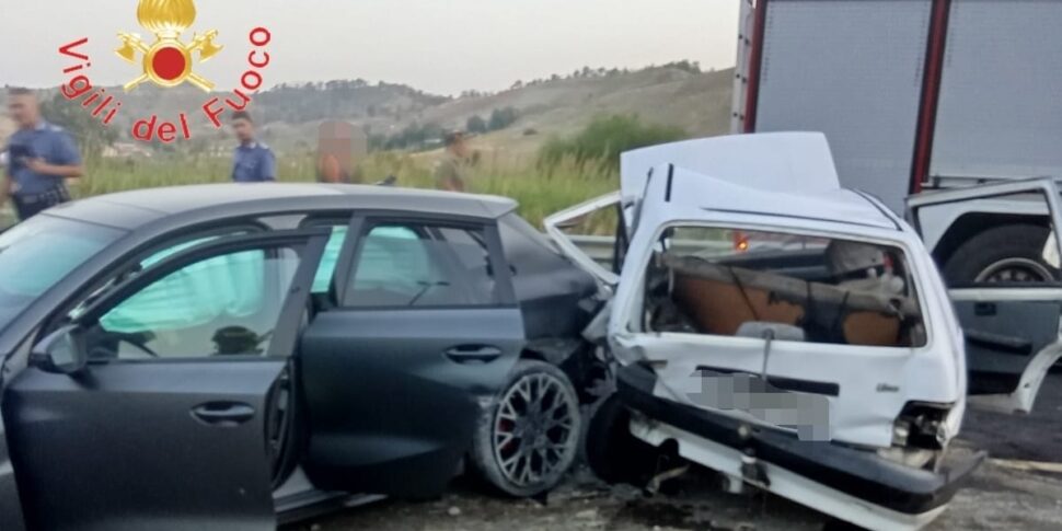 Catanzaro, scontro tra due auto su Viale Emilia: tre feriti, uno ...