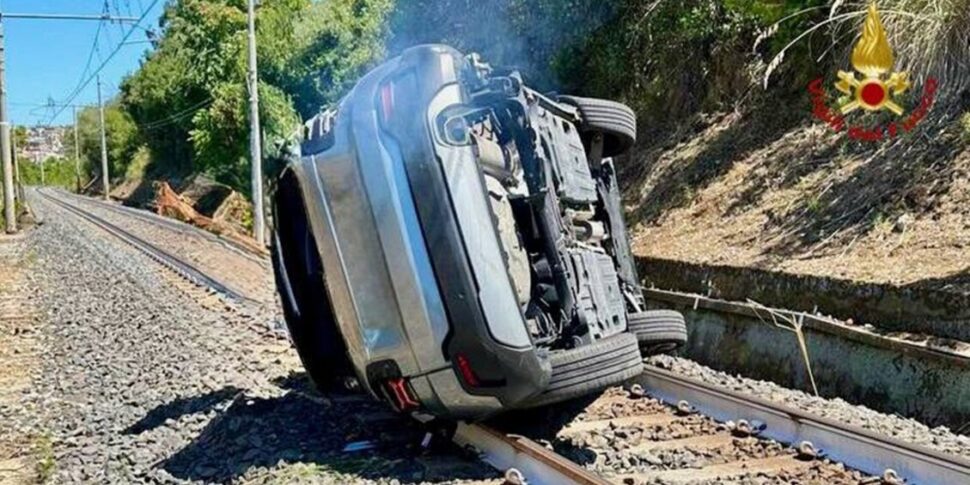 Cefalù, finisce con l’auto sui binari: paura sulla Palermo Messina, salva una donna Cefalù, finisce con l’auto sui binari: paura sulla Palermo Messina, salva una donna
