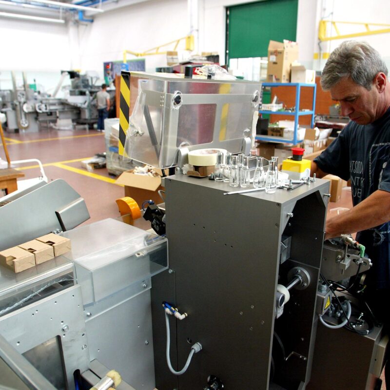 Un lavoratore metalmeccanico in una fabbrica di Bologna, in una immagine di archivio. GIORGIO BENVENUTI-ANSA -KLD