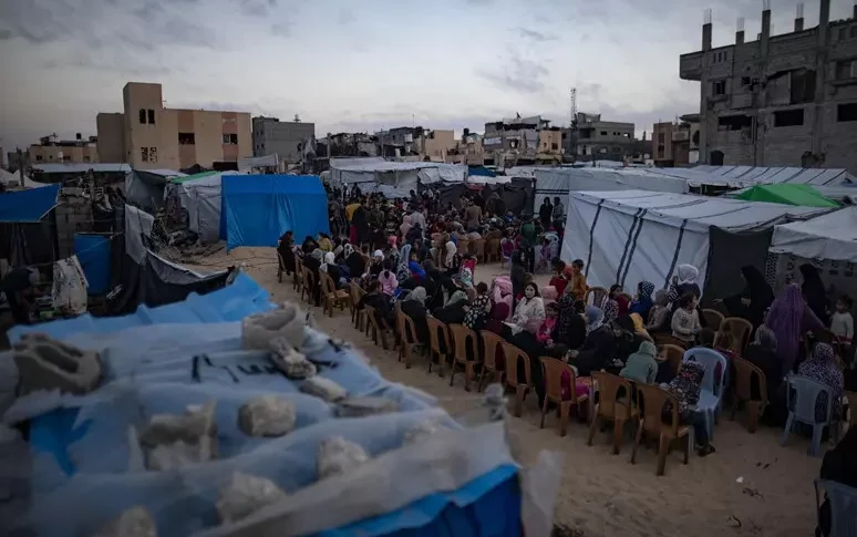 Bombe sulle tende degli sfollati a Gaza: quattro bambini uccisi in un attacco israeliano a Khan Younis Bombe sulle tende degli sfollati a Gaza: quattro bambini uccisi in un attacco israeliano a Khan Younis