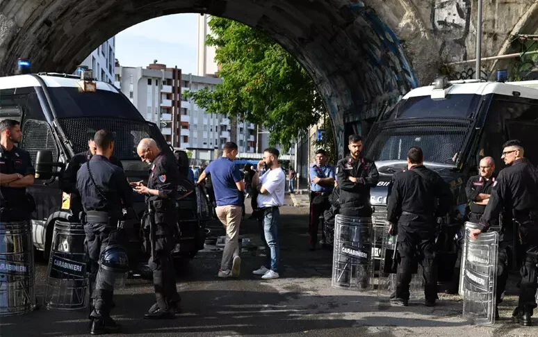 In corso lo sfratto al centro sociale Leoncavallo a Milano. L