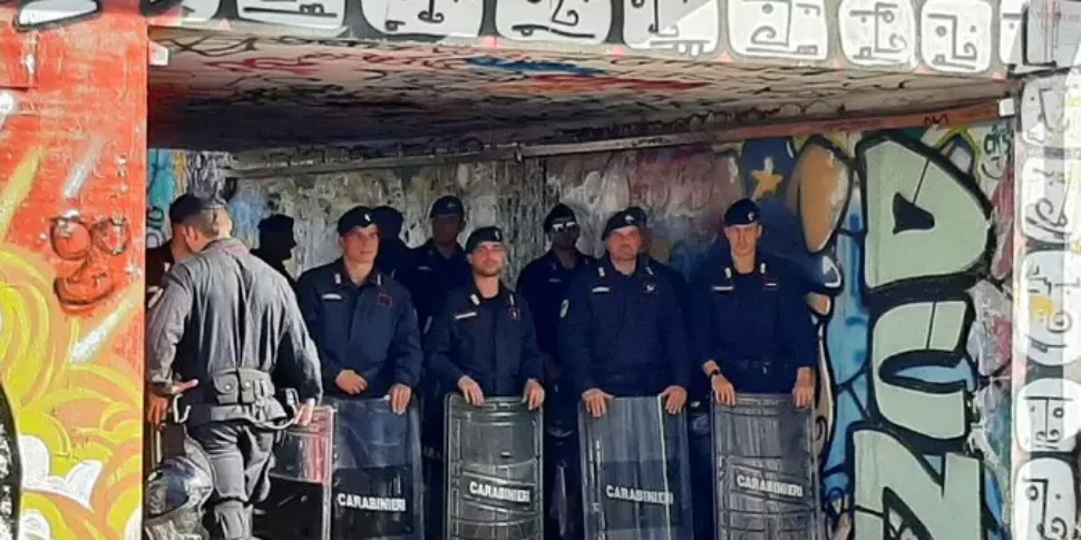 In corso lo sfratto al centro sociale Leoncavallo a Milano. L In corso lo sfratto al centro sociale Leoncavallo a Milano. L