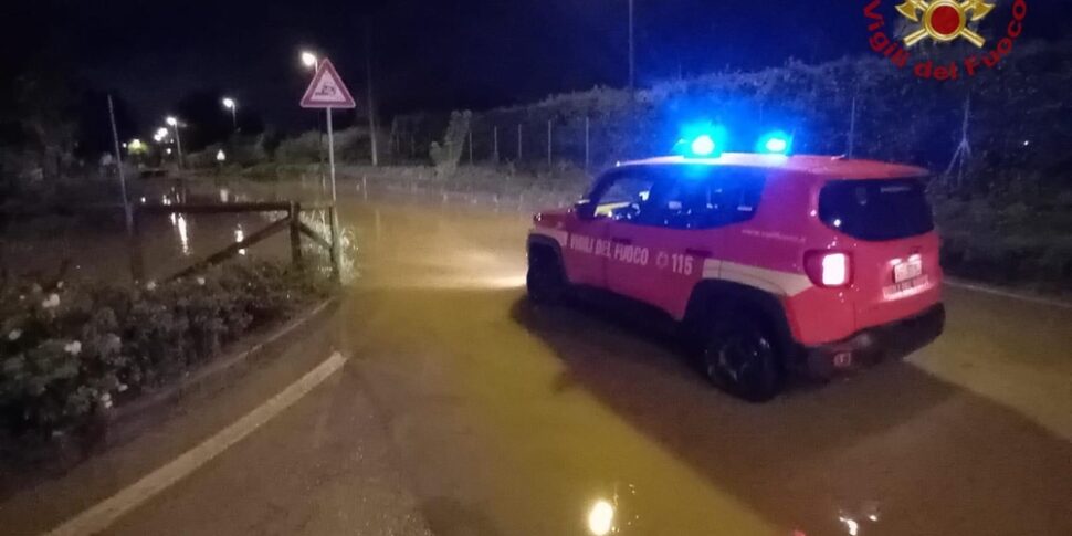 Due auto in un torrente a Leonforte a causa del maltempo: un disperso Due auto in un torrente a Leonforte a causa del maltempo: un disperso