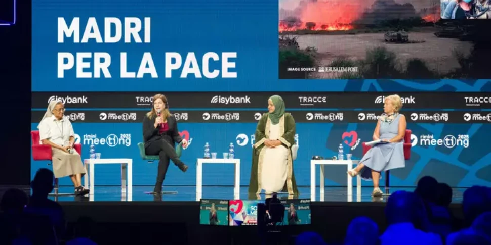 Il meeting di Rimini si apre con le parole di pace di una madre israeliana e una palestinese Il meeting di Rimini si apre con le parole di pace di una madre israeliana e una palestinese