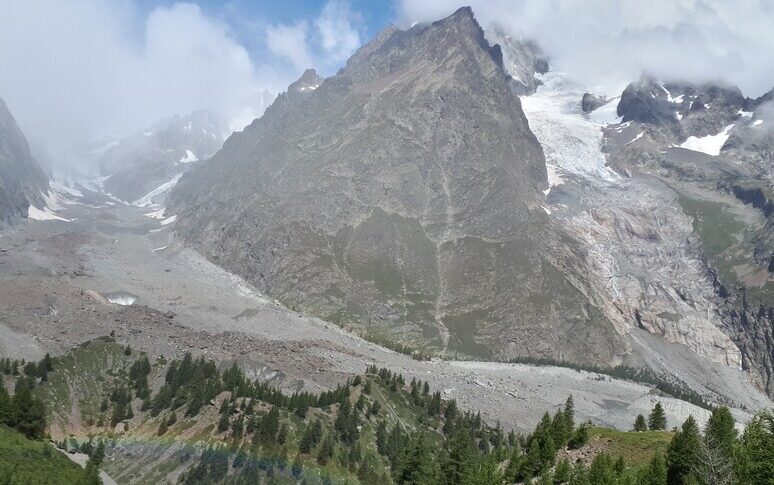 tragica caduta sul monte bianco muore un alpinista
