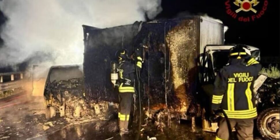 Scontro tra furgoni sull’A13, scoppia un incendio: un morto e un ferito grave a Padova
