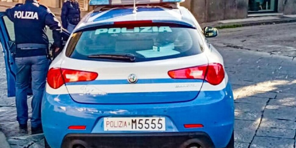 Parcheggiatore abusivo ucciso a coltellate a Catania davanti a un supermercato nel centro città Parcheggiatore abusivo ucciso a coltellate a Catania davanti a un supermercato nel centro città