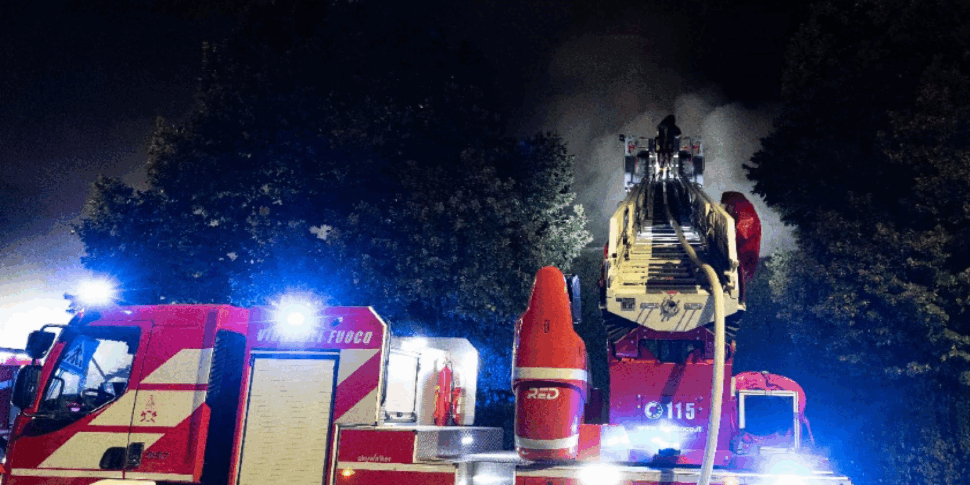 Ore di angoscia a Firenze, in fiamme il teatro Viper. Operazioni di spegnimento complesse Ore di angoscia a Firenze, in fiamme il teatro Viper. Operazioni di spegnimento complesse