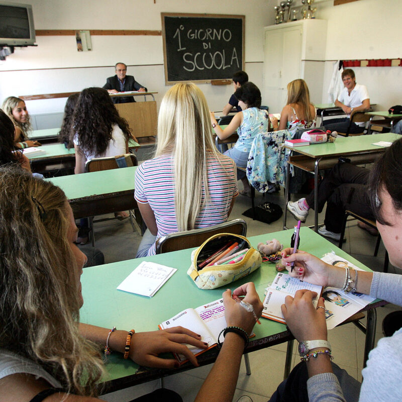 SCUOLA: PRONTE NUOVE REGOLE PER DIVENTARE INSEGNANTI -Un anno di tirocinio per legare teoria a pratica, assunzioni solo in base alla necessita' per evitare il precariato, piu' inglese e competenze tecnologiche: queste alcune delle novita' contenute nel nuovo regolamento che presenta oggi il ministro dell'Istruzione Gelmini per chi vuole accedere all'insegnamento. Con le novita' introdotte, riferisce il ministro, ''si passa dal semplice sapere al sapere insegnare''. ANSA / ALESSANDRO DI MEO/ARCHIVIO /JI
