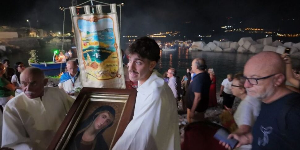 Messina, centinaia di fedeli per la processione della Madonna a Torre Faro