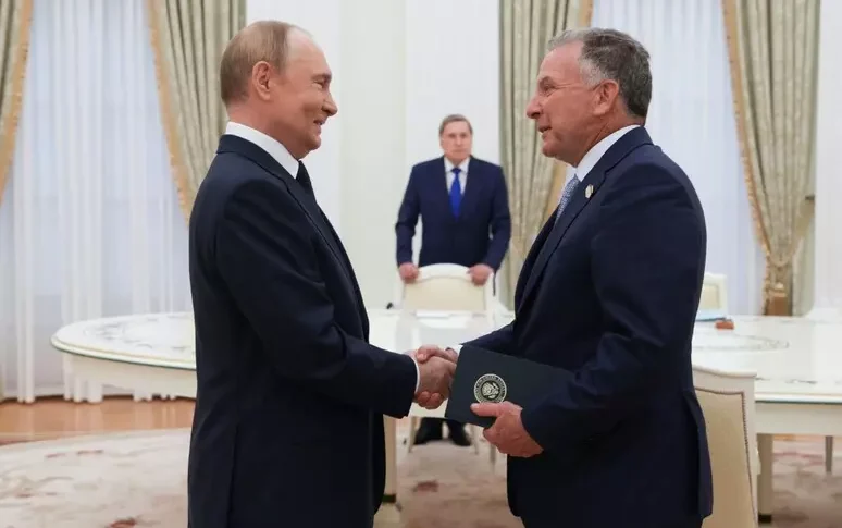 https://assets.gazzettadelsud.it/2025/08/putin-witkof-774x485.webp