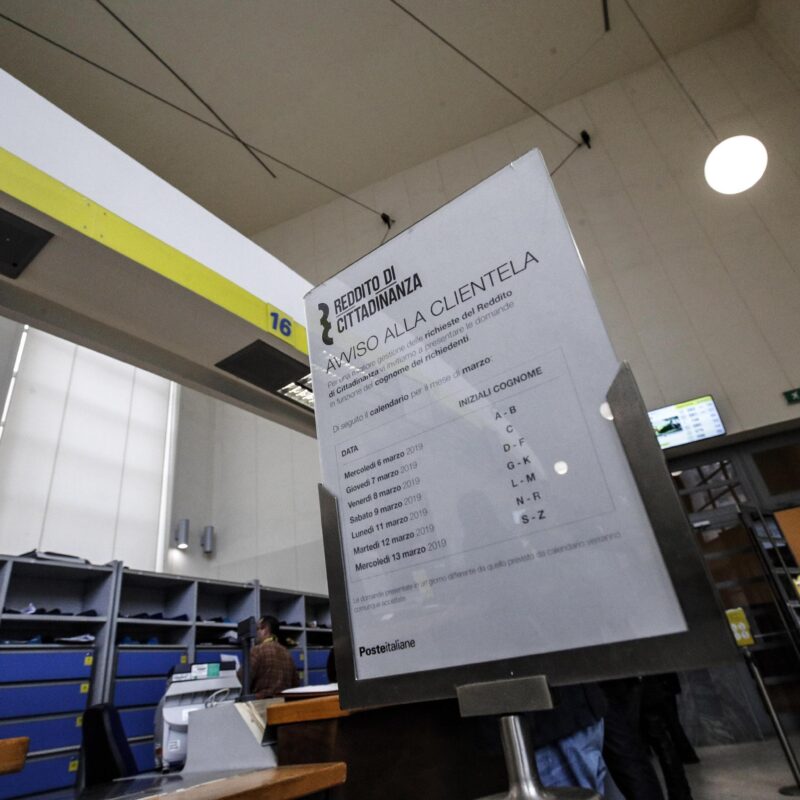 Un cartello informativo di Poste Italiane con il suggerimento di presentarsi secondo l'ordine alfabetico agli sportelli per richiedere il reddito di cittadinanza, Roma 5 marzo 2019. ANSA/GIUSEPPE LAMI