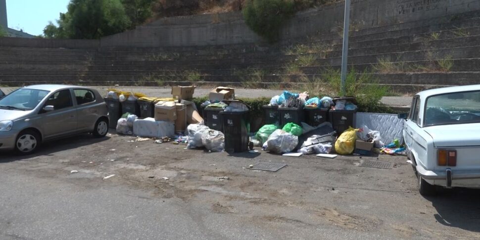 Messina, troppi rifiuti nella zona Nord abbandonati per strada: il Quartiere va all'attacco