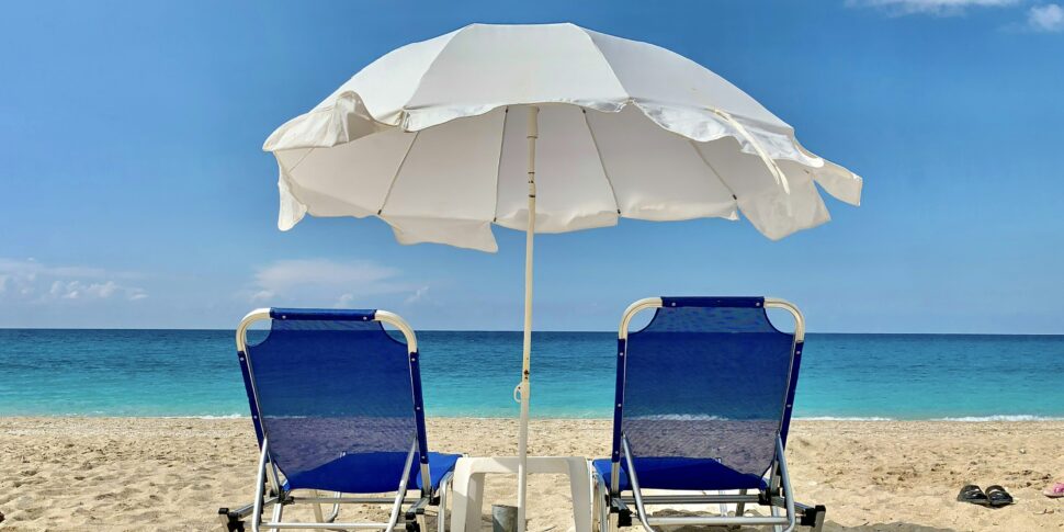 Vacanze care e spiagge vuote: le opposizioni incalzano il governo sui salari Vacanze care e spiagge vuote: le opposizioni incalzano il governo sui salari