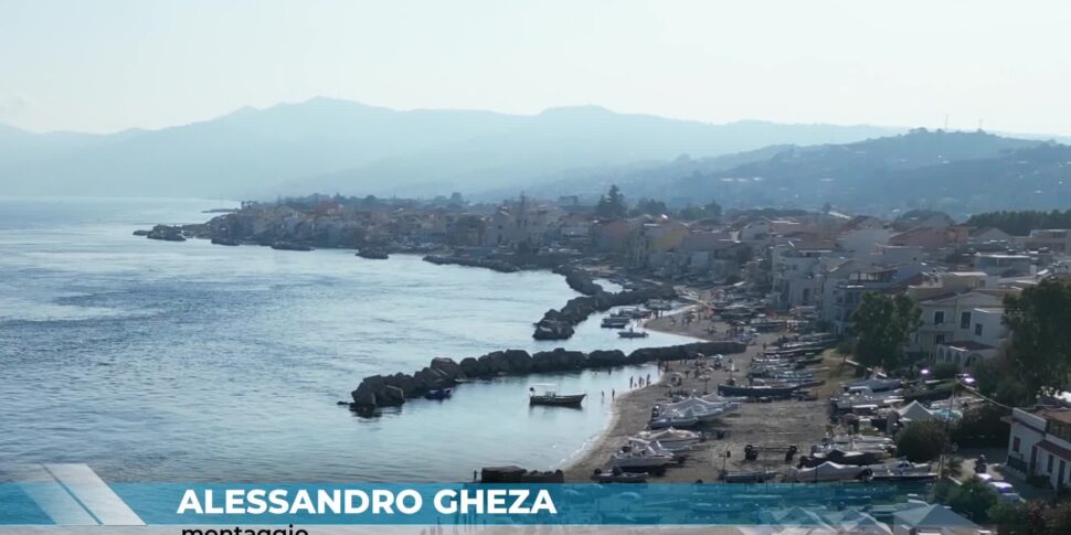 Torre Faro e spazi spiaggia: ombrelloni contro barche