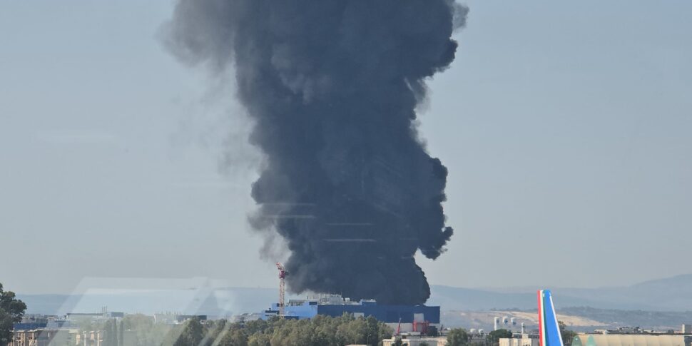 catania spaventoso incendio nella zona industriale coltre di fumo nera visibile anche dalla zona nord video