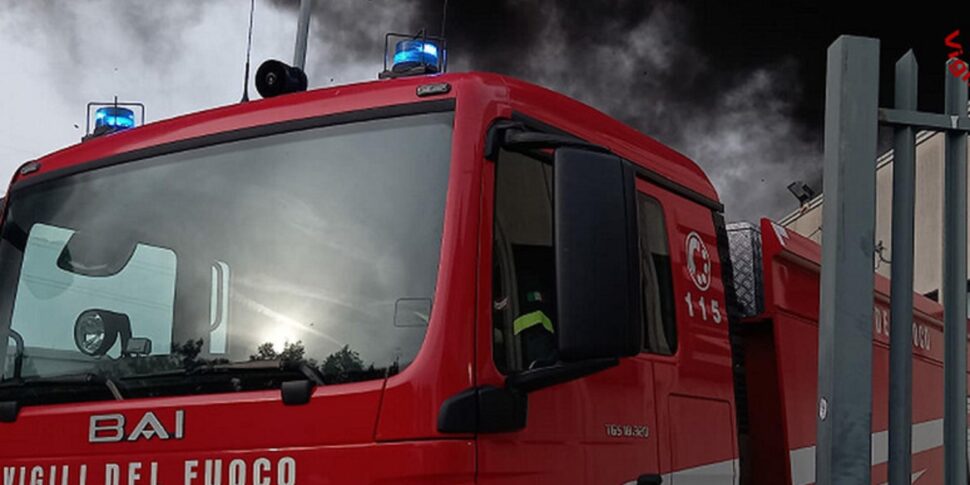Uomo trovato carbonizzato dai pomperi mentre spengono un rogo in provincia di Palermo