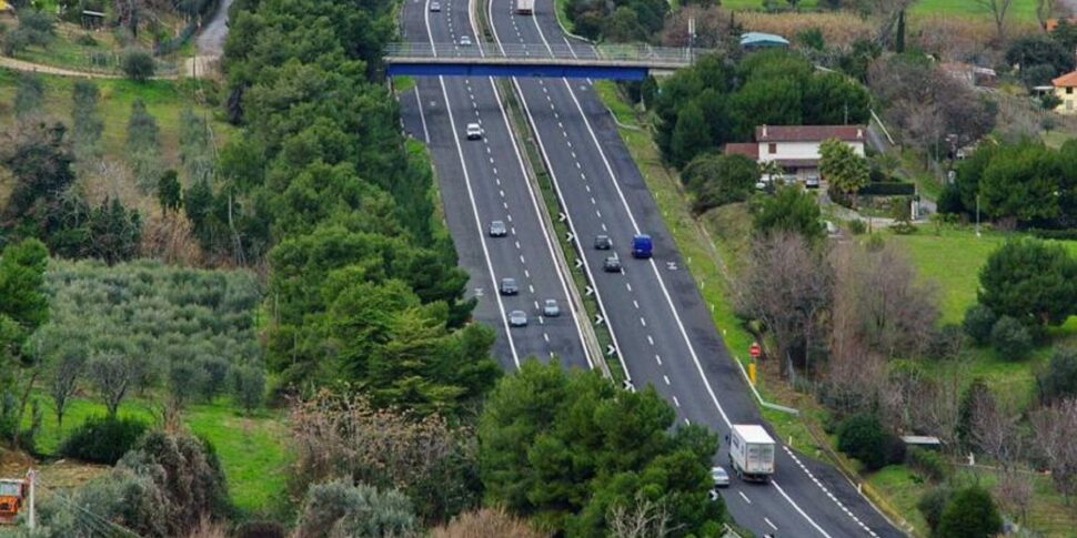 auto contromano sull autostrada del sole momenti di panico tra frosinone e ceprano