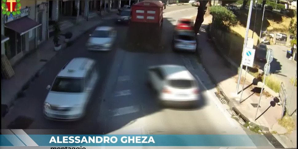 Il camionista che ha disseminato il carico di terra sulla Panoramica di Messina non è sfuggito alle telecamere. Cicala: "Si presenti e risarcisca"