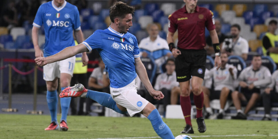 Il Napoli vince sul Pisa 3 2. Ma che fatica! Gli uomini di Conte si lanciano in fuga al vertice della classifica