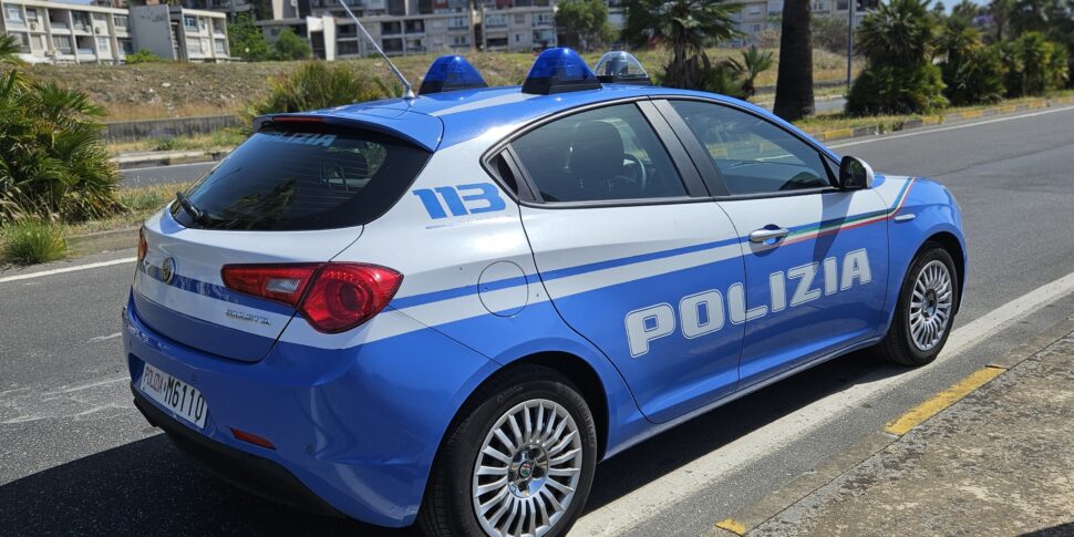strappa il figlio di un anno dalle braccia della suocera e l aggredisce con calci e pugni poi si scaglia contro i poliziotti arrestata una 21enne a catania