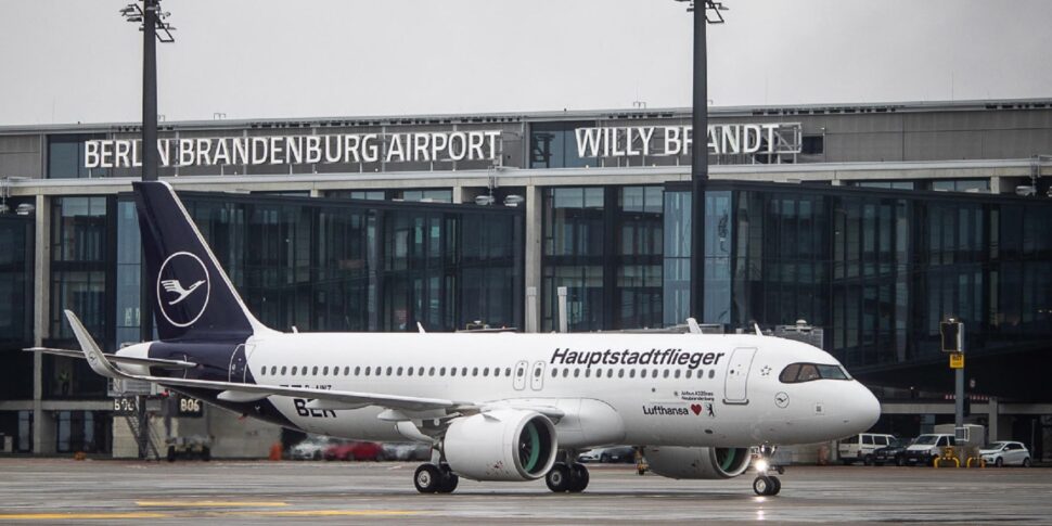 Cyberattacco manda in tilt tre aeroporti europei: caos negli scali di Bruxelles, Londra Heathrow e Berlino